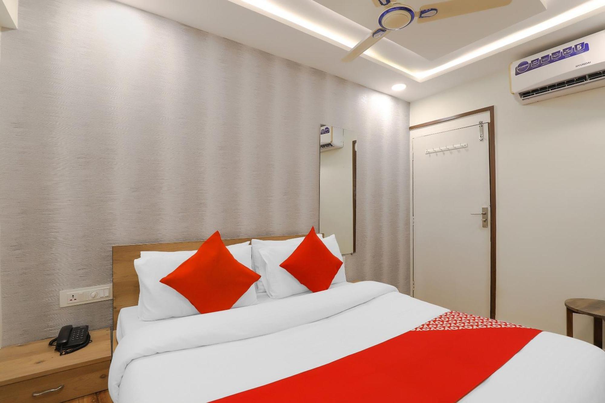 Oyo Hotel Shree Niwas Ahmedabad Exterior foto