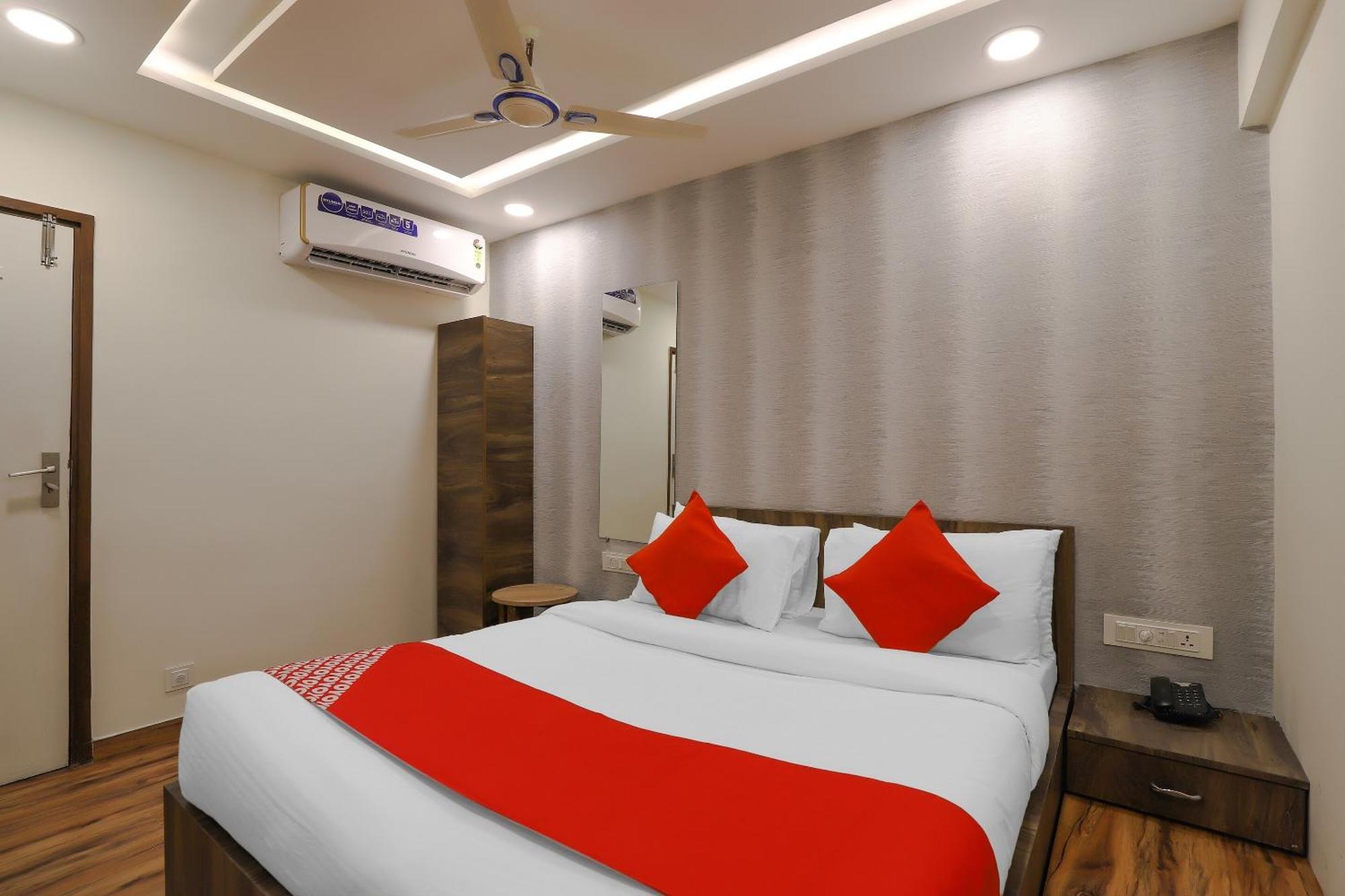 Oyo Hotel Shree Niwas Ahmedabad Exterior foto